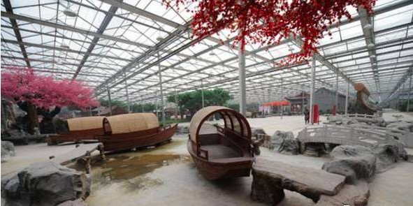 小船悠悠飄蕩在水中