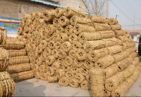 可用稻草、玉米、麥秸等農(nóng)作物秸稈，打成草苫