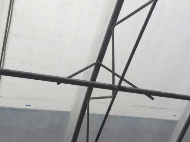 棚面三腳架