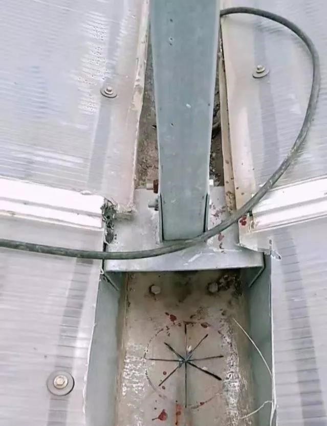 水槽坡度問題導(dǎo)致雨水漫灌，在中間加內(nèi)排水。陽光板也安裝有問題.jpg