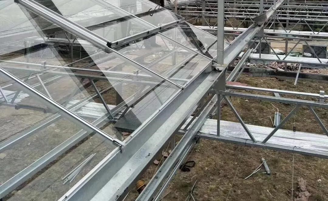 大棚的排水系統(tǒng)(依靠天溝來接屋脊兩側的雨水，雨水通過天溝匯集到落水管中，落水管的雨水接到暗溝).jpg