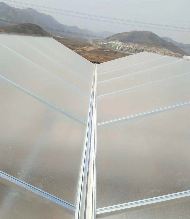 溫室跨度適度減少，天溝截面積增大、適度降低溫室頂部尖頂角度的坡度，以及縮短溫室大棚開間的長度，來增加我們溫室的排雨量.jpg