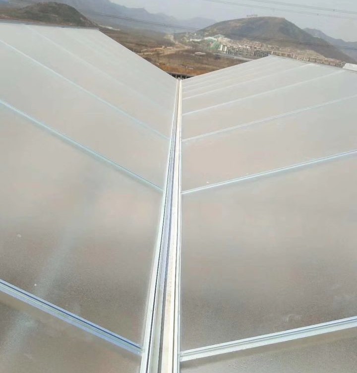 溫室跨度適度減少，天溝截面積增大、適度降低溫室頂部尖頂角度的坡度，以及縮短溫室大棚開(kāi)間的長(zhǎng)度，來(lái)增加我們溫室的排雨量.jpg